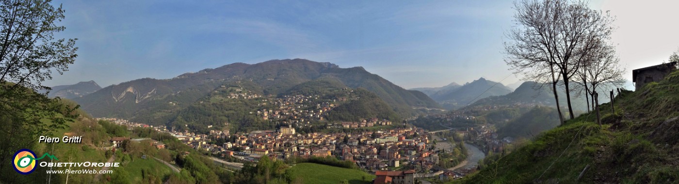 10 Il sole del primo mattino illumina la conca di Zogno.jpg